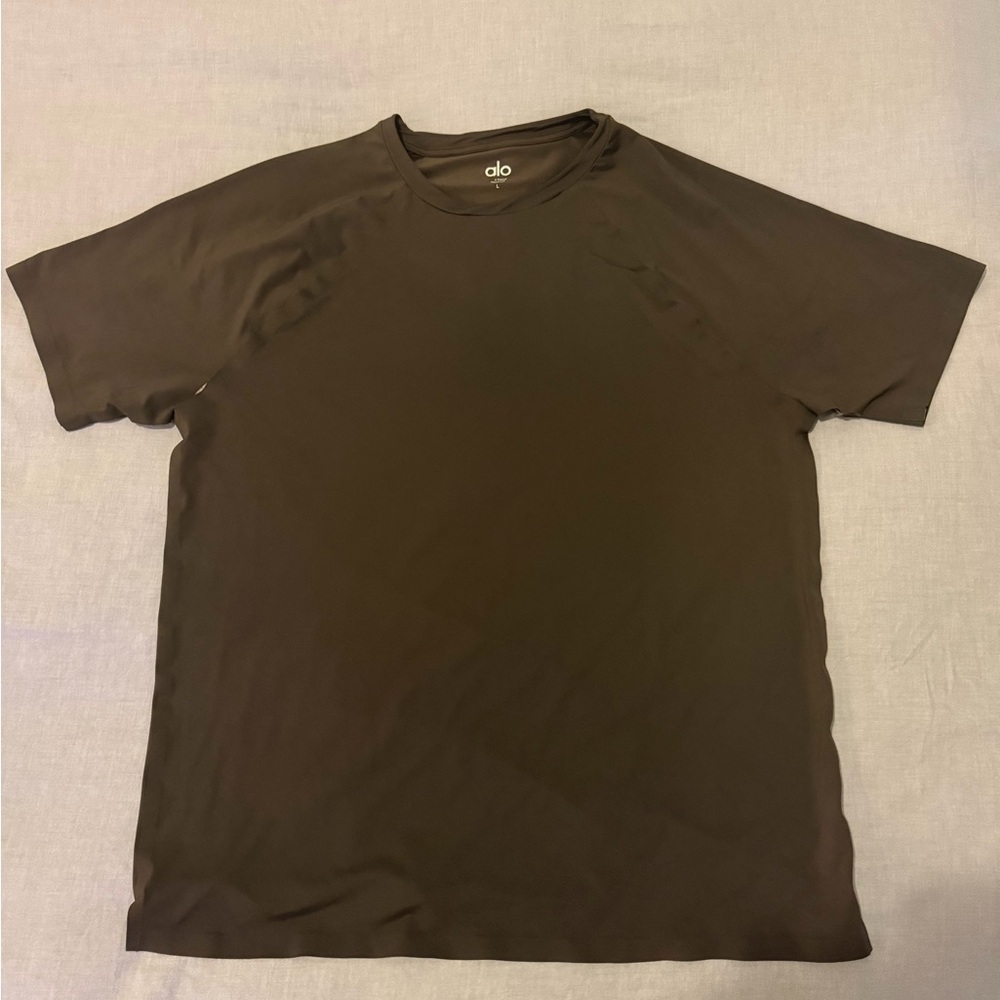 ALO Yoga Men's Dark Brown Short Sleeve Tee